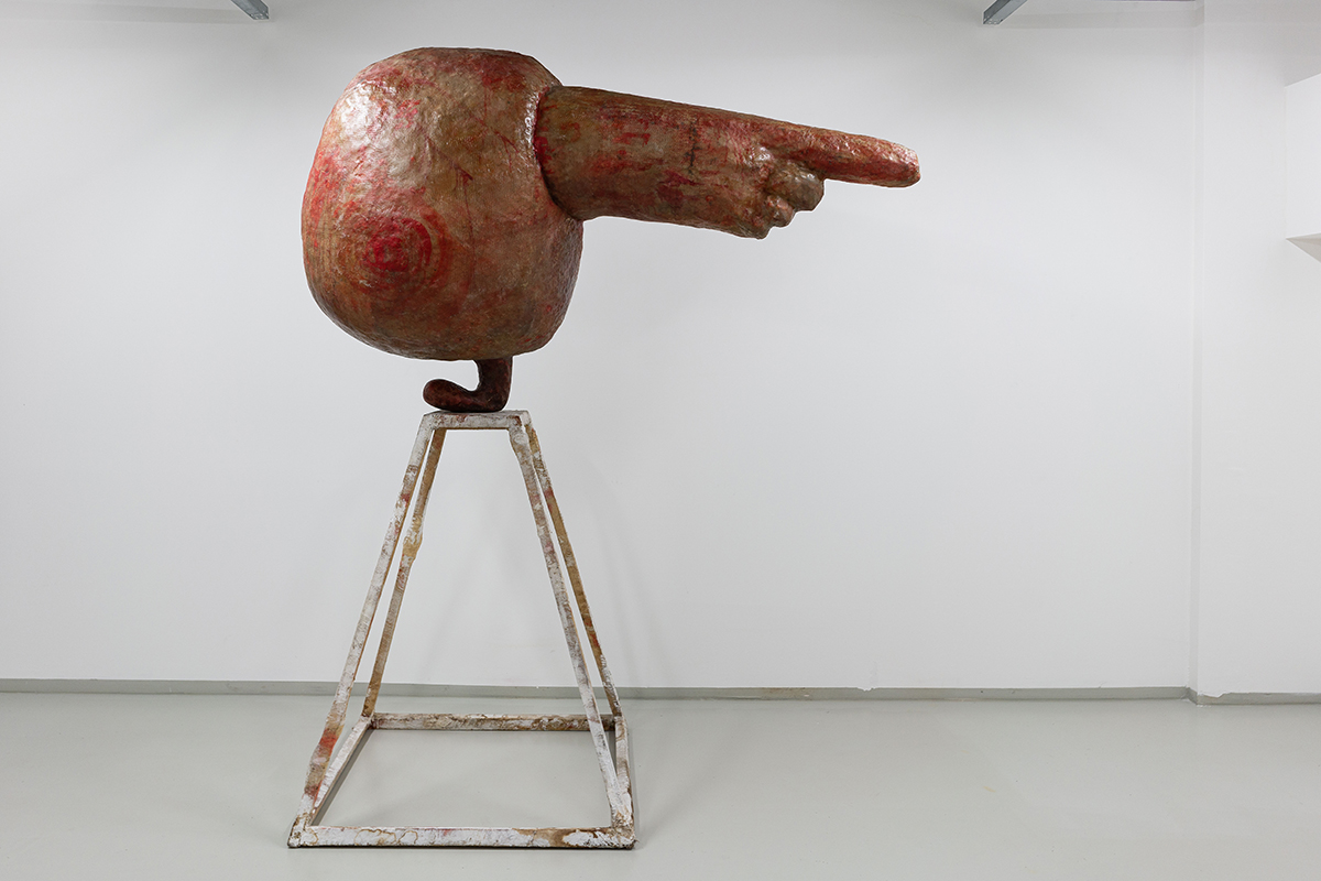 Proměna monumentu v klauna Ferdinanda,