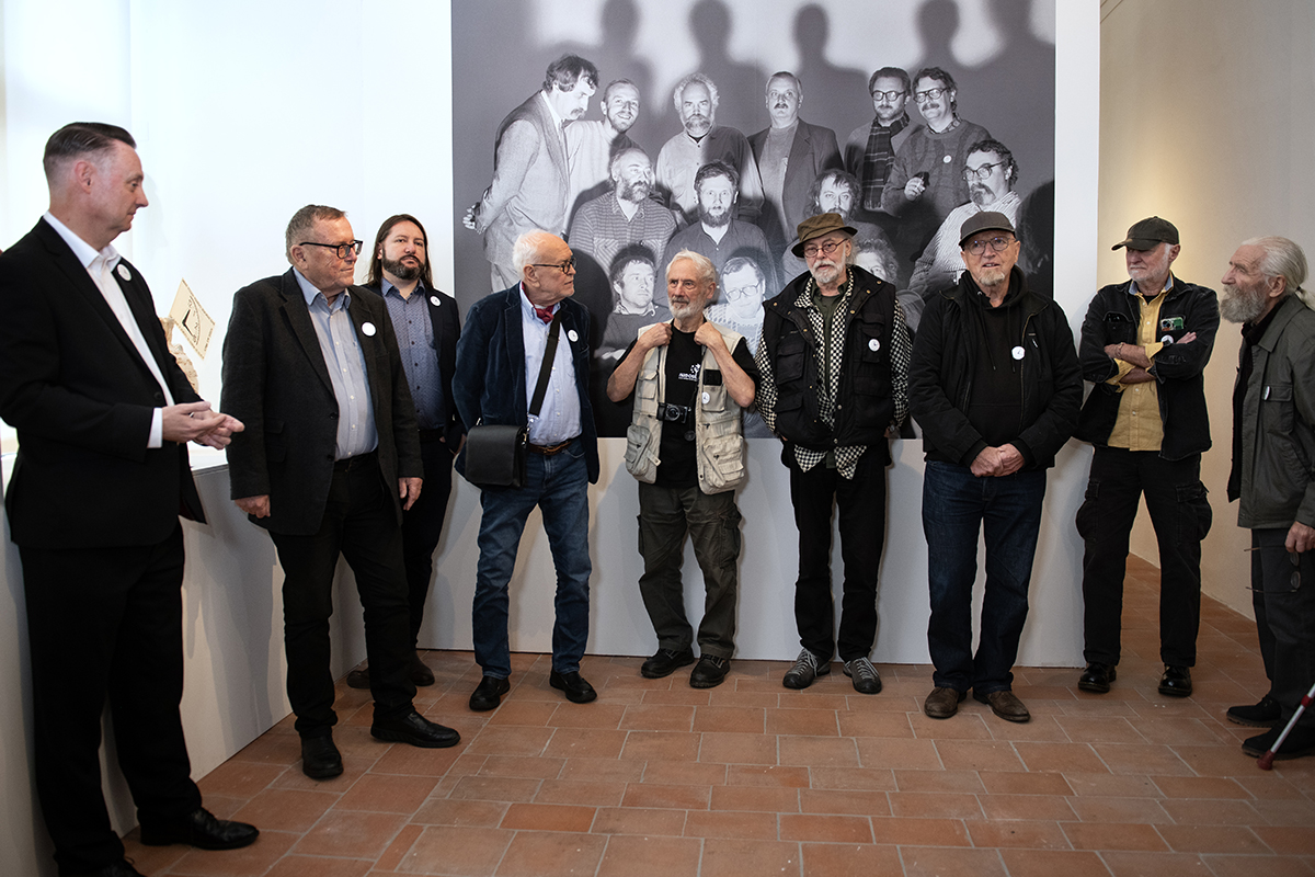 Volné seskupení 12/15 Pozdě, ale přece