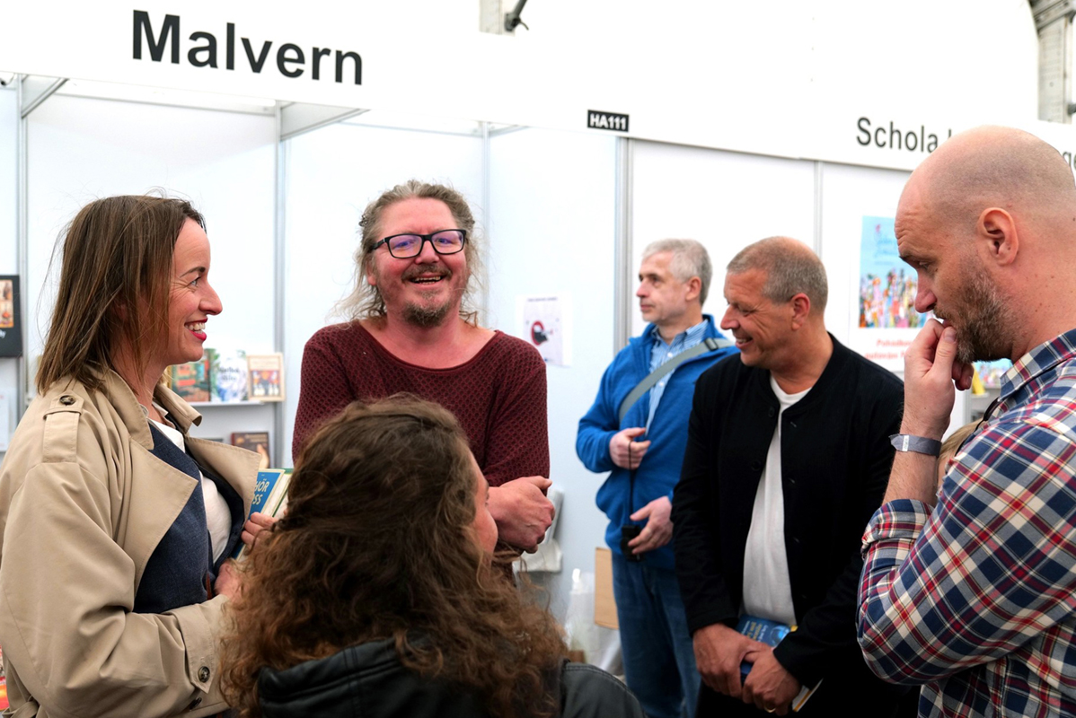  skandinávští autoři Jacob Sundberg (první zprava) & Thomas Markmann (druhý zprava), vlevo překladatelka Dominika Rýparová, uprostřed nakladatel Jakub Hlaváček