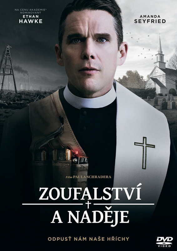 Ethan Hawke v roli kněze ve filmu Zoufalství a naděje