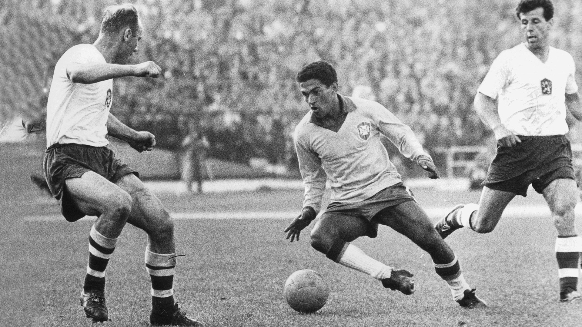 Garrincha, jedna z postav knihy Brazilské fotbalové legendy, ve finále mistrovství světa v roce 1962