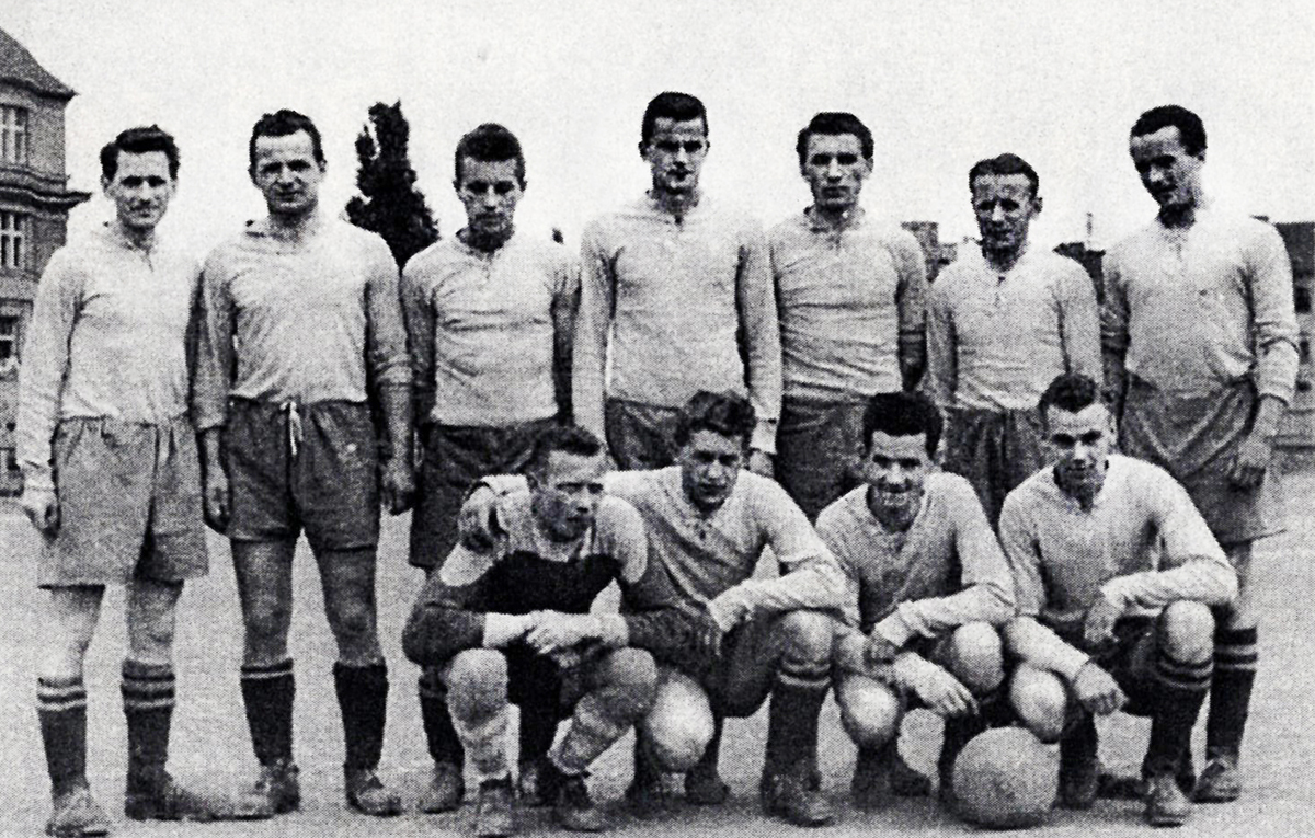 Gejša v&nbsp;dolní řadě první zleva