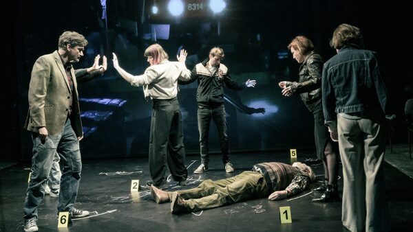 Martin Myšička, Víťa Mína Zborníková, Lukáš Příkazký, Zdeněk Pecháček (ležící), Lenka Krobotová a Barbara Lukešová (zády) v inscenaci Dejvického divadla Facka