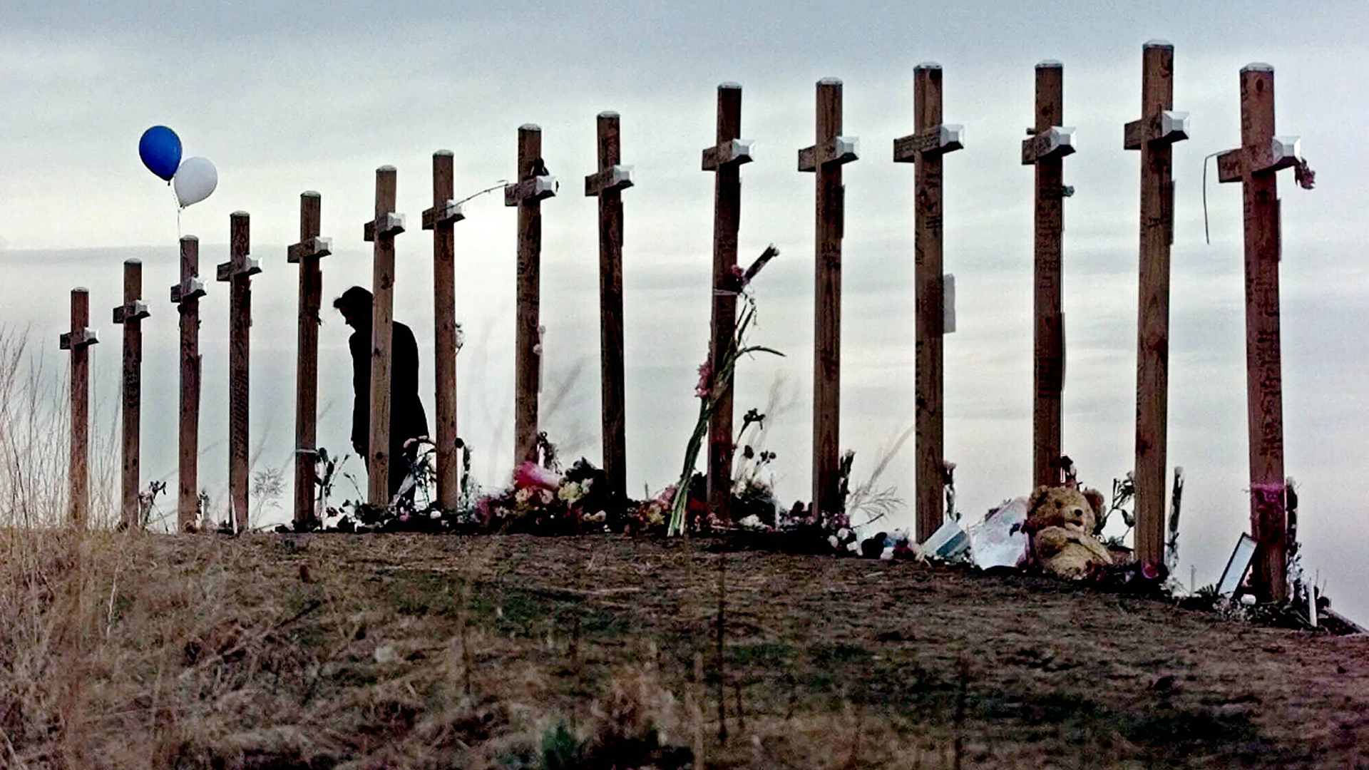 Kříže na kopci nad střední školou Columbine High School v Littletonu