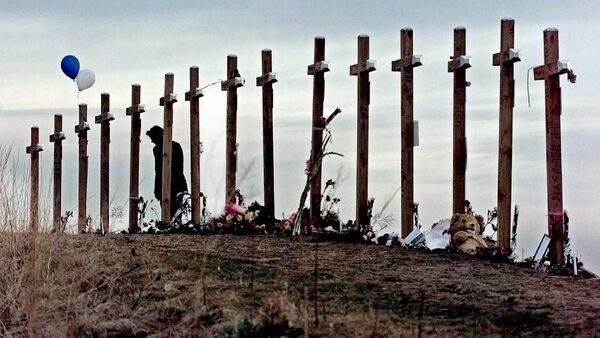 Kříže na kopci nad střední školou Columbine High School v Littletonu