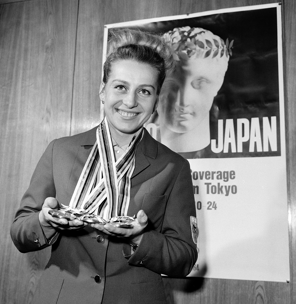 Věra Čáslavské drží olympijské medaile z Tokia