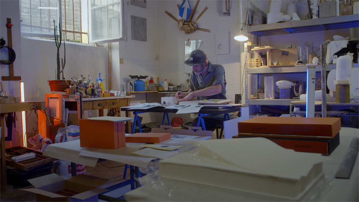 Grafik Jiří Lammel při práci na své bibliofilii,