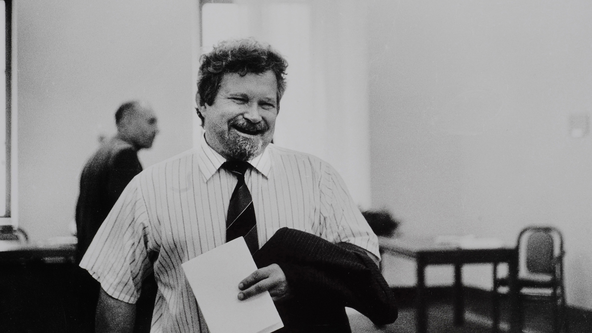 Z cyklu Česká národní rada (Petr Pithart), Praha, 1990–1992. Výřez – celá fotografie reprodukována v níže uvedené fotogalerii. Z retrospektivy Dagmar Hochové v pražském Domě fotografie