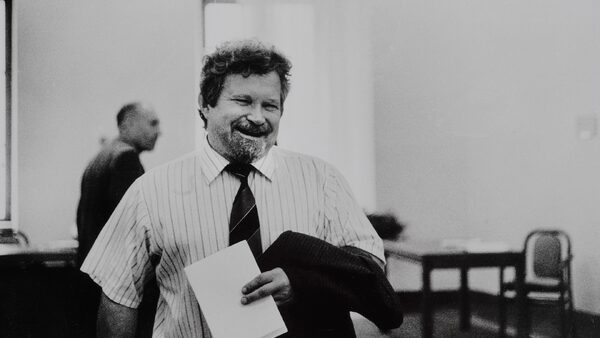 Z cyklu Česká národní rada (Petr Pithart), Praha, 1990–1992. Výřez – celá fotografie reprodukována v níže uvedené fotogalerii. Z retrospektivy Dagmar Hochové v pražském Domě fotografie