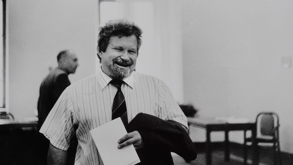 Z cyklu Česká národní rada (Petr Pithart), Praha, 1990–1992. Výřez – celá fotografie reprodukována v níže uvedené fotogalerii. Z retrospektivy Dagmar Hochové v pražském Domě fotografie