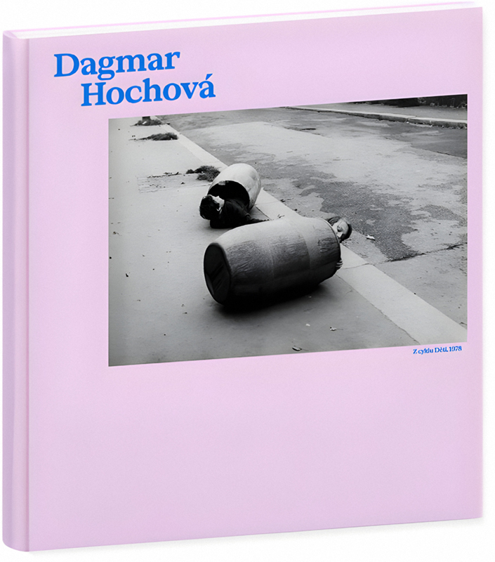 Pohled do monografie Dagmar Hochové vydané Moravskou galerie v Brně 