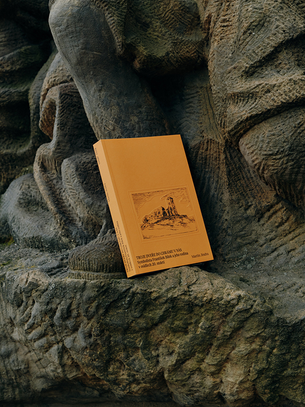 Kniha Troje dveře do chrámu v nás: Symbolista František Bílek a jeho rodina v osidlech 20. století