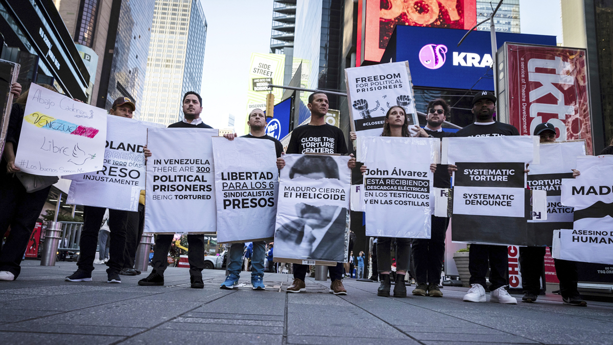 Protestující požadují 19. září 2023 v New Yorku uzavření mučících center a propuštění politických vězňů ve Venezuele