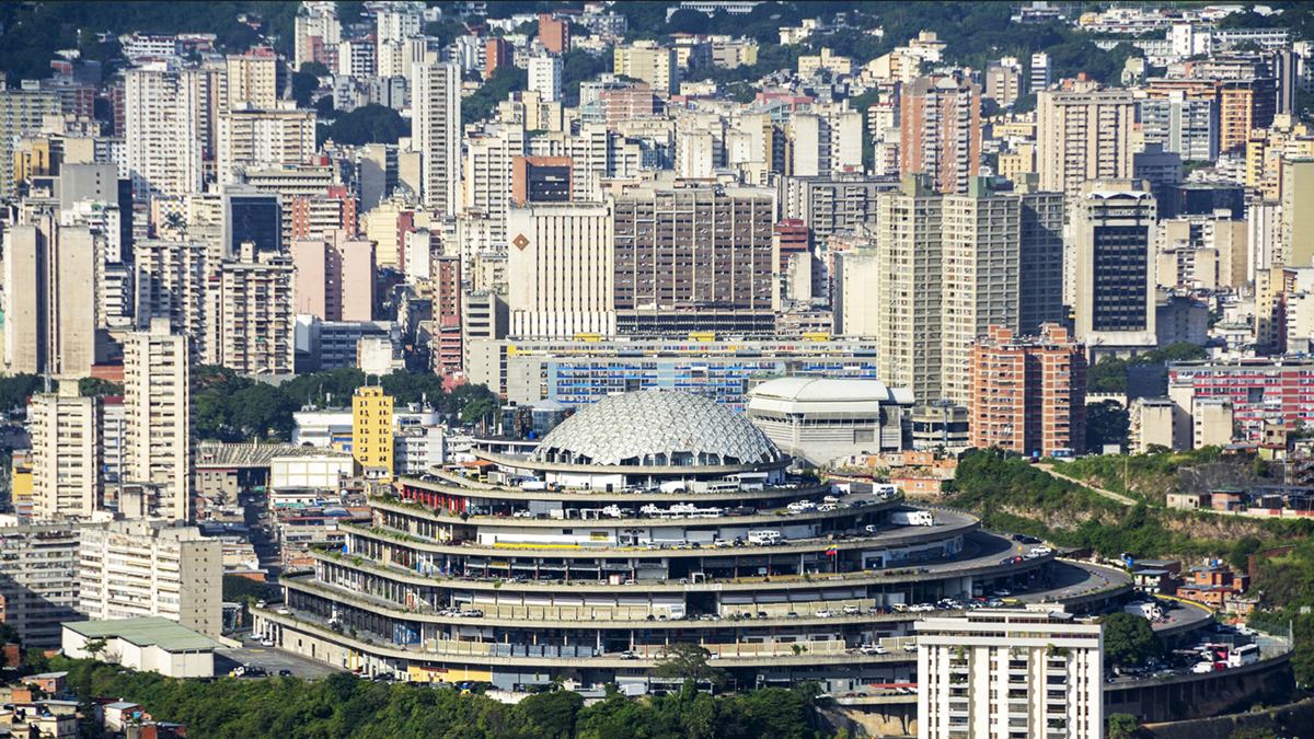 Kulatý areál uprostřed snímku je El Helicoide v Caracasu