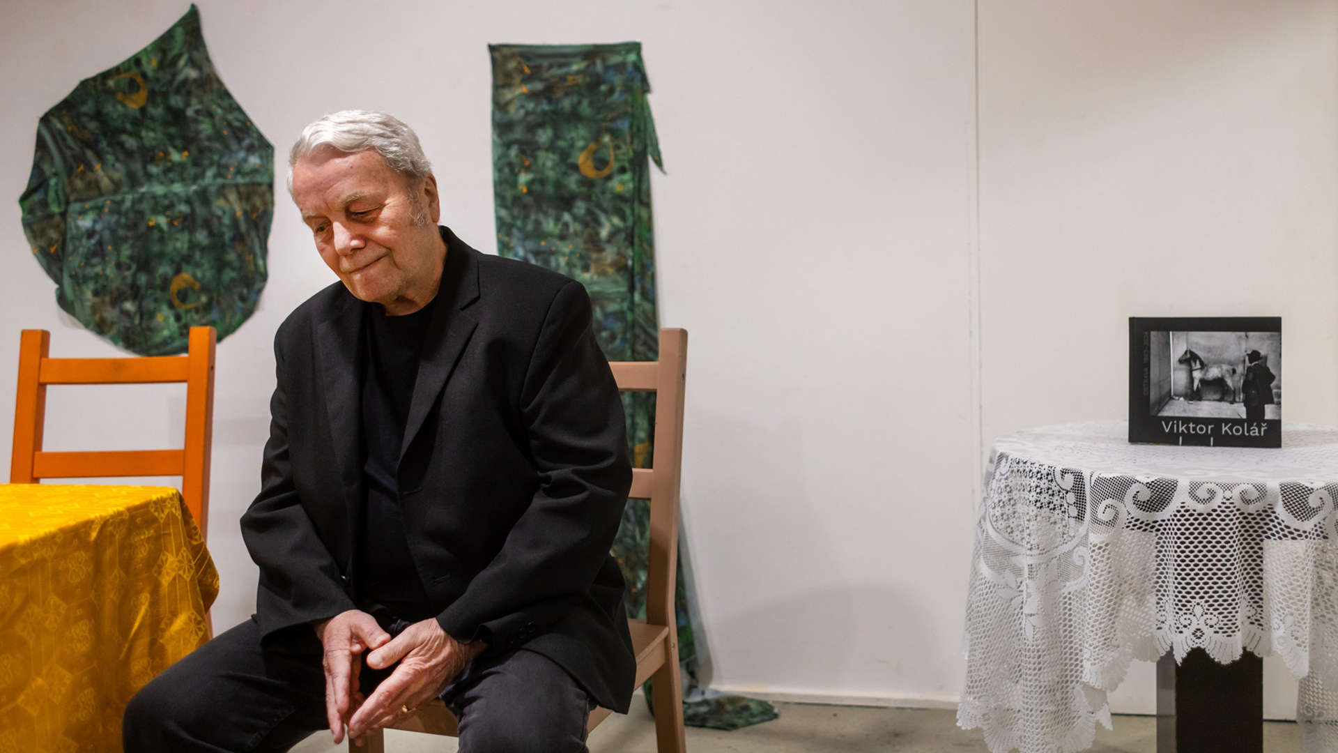 Fotograf Viktor Kolář 4. prosince 2025 v Ostravě při křtu své knihy Ostrava 1963–2024