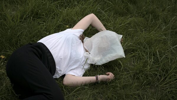 ilustrační snímek ležící ženy s igelitem přes hlavu