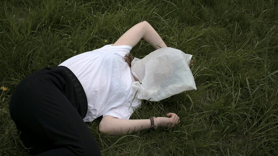 ilustrační snímek ležící ženy s igelitem přes hlavu