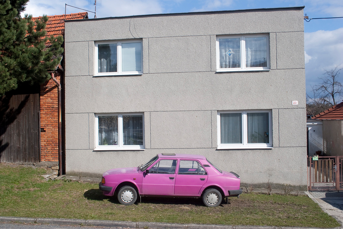 Fotografie z&nbsp;volného cyklu Češství na stěně pražské Galerie Teleport