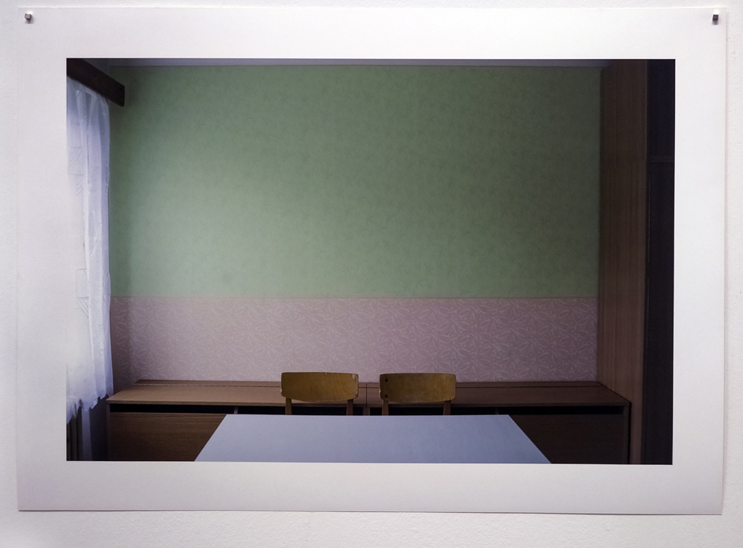 Fotografie z&nbsp;volného cyklu Češství na stěně pražské Galerie Teleport