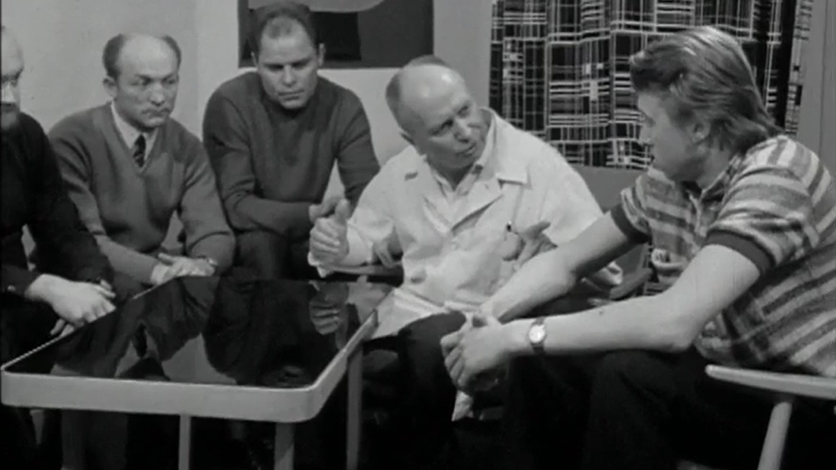 Skála v rozhovoru s pacienty při jejich návratu do práce, <em>Pokus pro 14 miliónů</em>, 1974, ČST, zdroj: archiv České televize