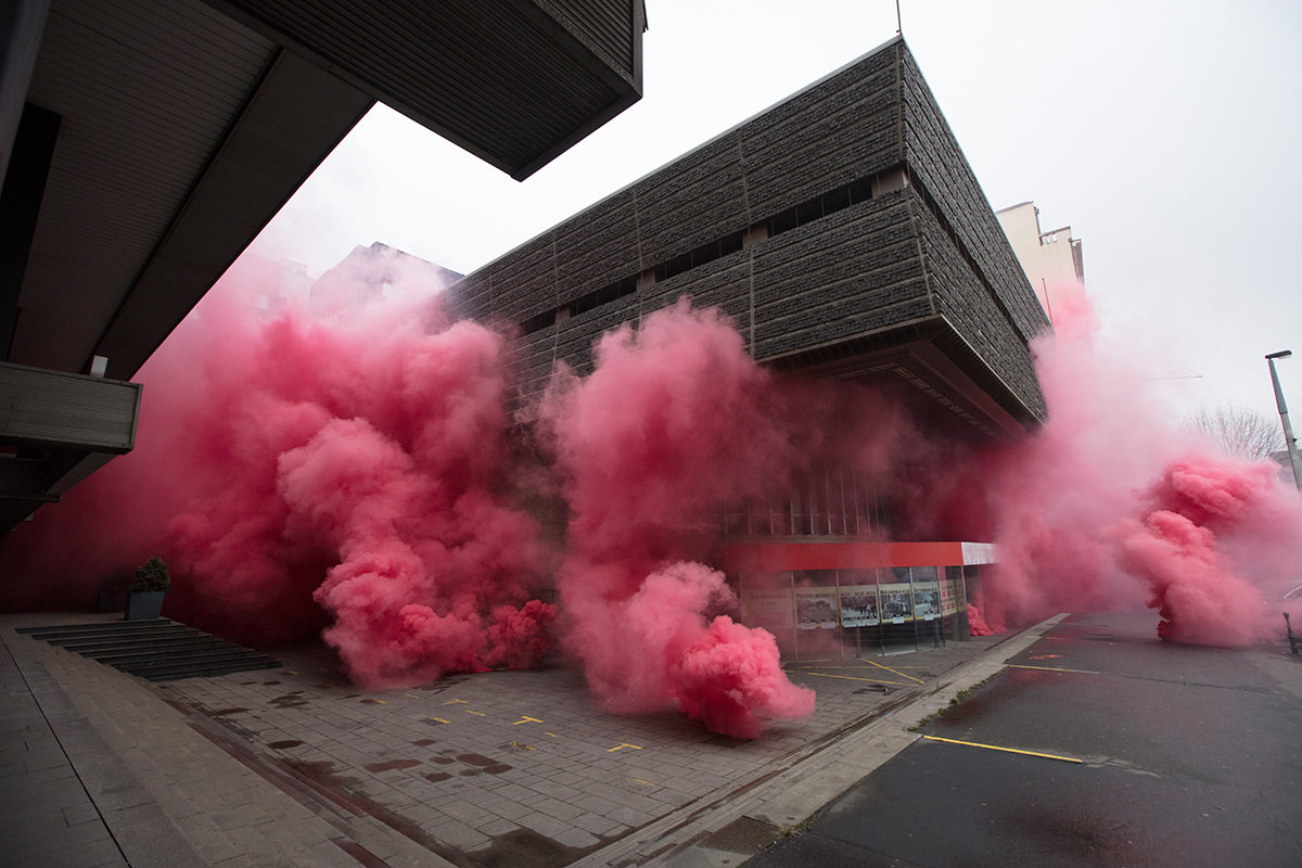 protestní performance Transgas hoří