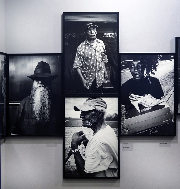 Detail z&nbsp;úvodní části instalace výstavy Pavla Nasadila