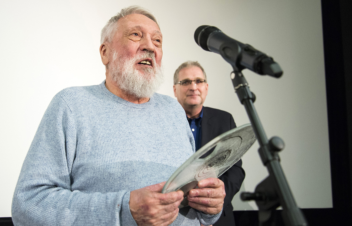 Lubor Dohnal přebírá 3.&nbsp;března 2017 v&nbsp;Bratislavě cenu za přínos slovenské kinematografii