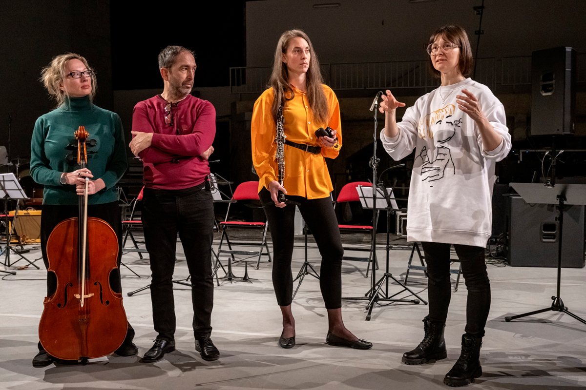 Miřenka Čechová (vpravo) 7. dubna 2025 v pražském Studiu Hrdinů při zkoušce orchestru Berg pro scénický koncert NEW GAME 