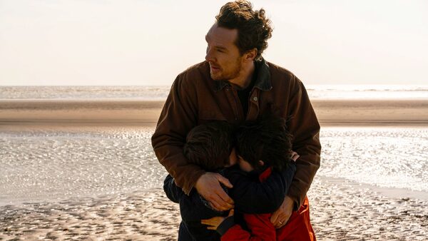 Bezejmenný vdovec (Benedict Cumberbatch) a jeho dva synové (Richard a Henry Boxallovi) ve filmu Křídla smutku