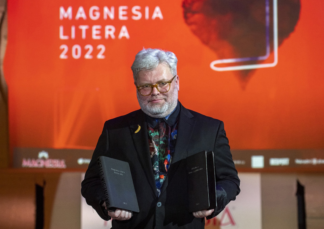 Pavel Klusák s Literami za Knihu roku a publicistiku, které získal díky knize Gott: Československý příběh