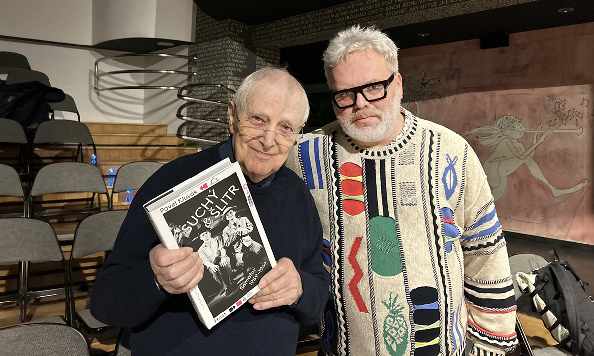 Pavel Klusák s Jiřím Suchým, jenž drží jeho knihu o Suchém a Šlitrovi