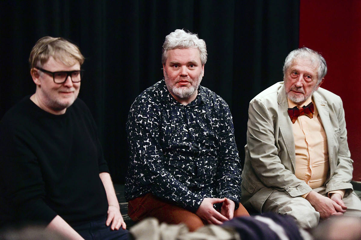 Režisér Marek Najbrt (vlevo), scenárista Pavel Klusák a hudebník Jan Vodňanský hovoří s novináři 11. března 2020 v Praze po projekci dokumentárního filmu Vodňanský & Skoumal – Všechno je proměnlivé