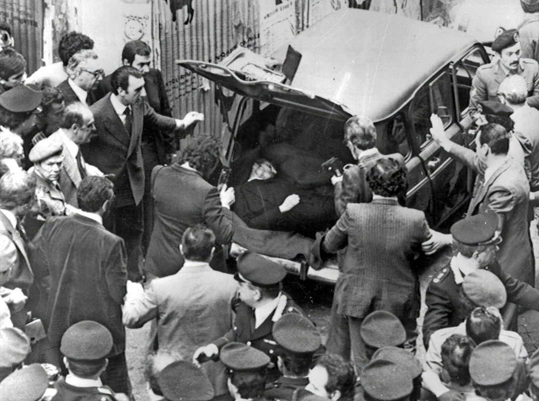 Centrum Říma, květen 1978: Policie obklíčila auto, kde bylo nalezeno bezvládné tělo politika Alda Mora, jež byl 16. března 1978 unesen příslušníky levicové teroristické organizace Rudé brigády, kteří ho zabili po 55 dnech věznění.