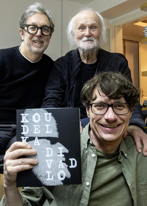 Hlavní tvůrci: vzadu vlevo grafik Aleš Najbrt, vedle něho fotograf Josef Koudelka, vpředu nakladatel Tomáš Pospěch