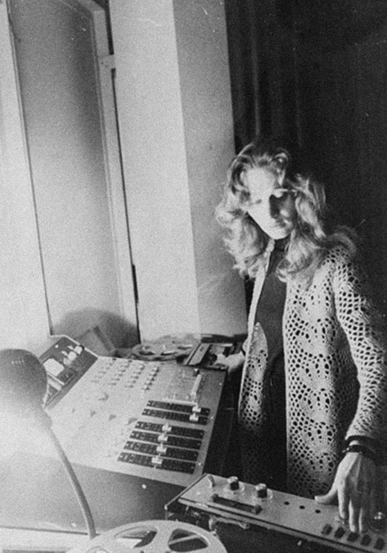 Éliane Radigue v dokumentu Sisters with Transistor