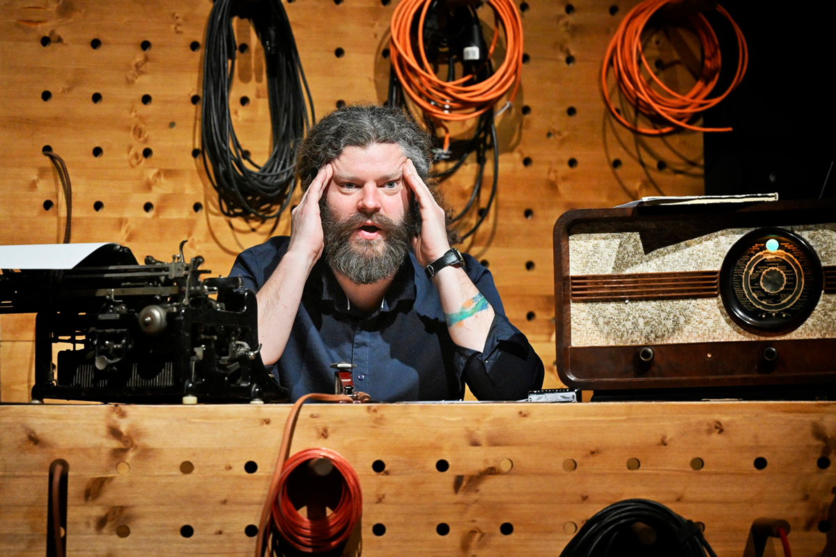 Fotografie z&nbsp;inscenace Legenda Batlička: Na vlnách dobrodružství v&nbsp;plzeňském Divadle Alfa