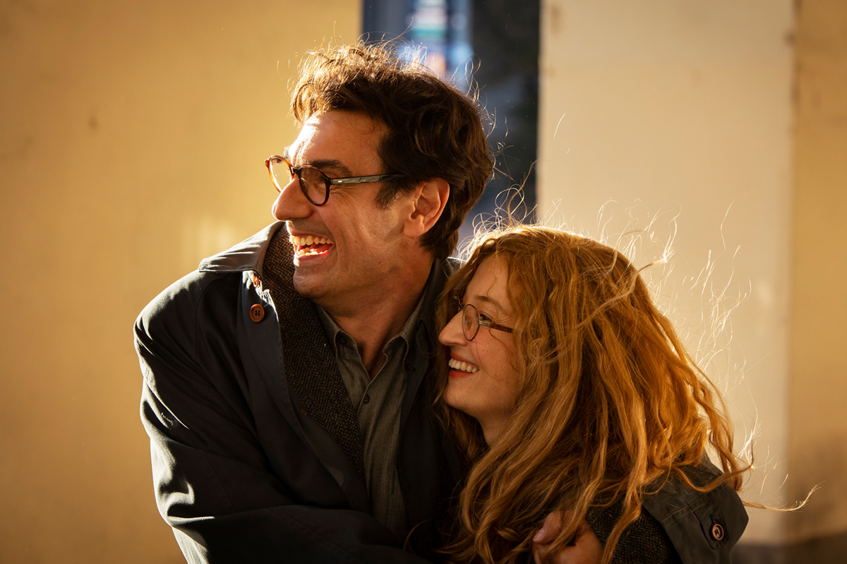 Elena (Alba Rohrwacher) a Nino (Fabrizio Gifuni v Geniální přítelkyni