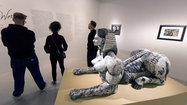 Pohled do vstupní části výstavy Rozbitý svět amerického umělce Joela-Petera Witkina v pražském Centru současného umění DOX