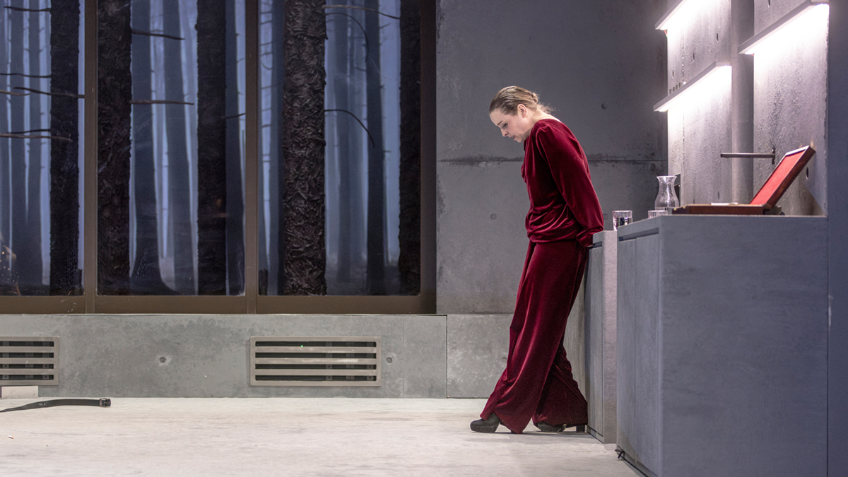 Z&nbsp;inscenace Heda Gablerová pražského Národního divadla