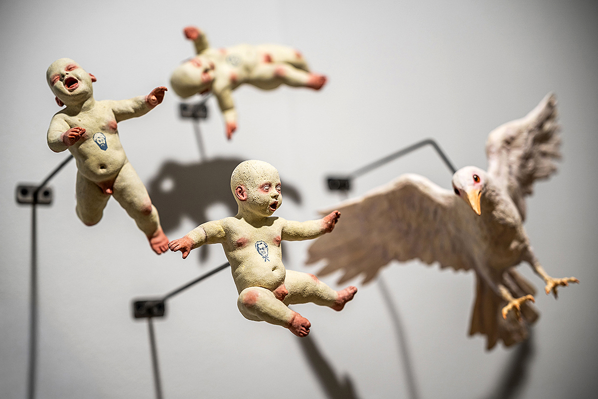 Vstupní část výstavy VIOLENCE+ v pražské Ville Pellé