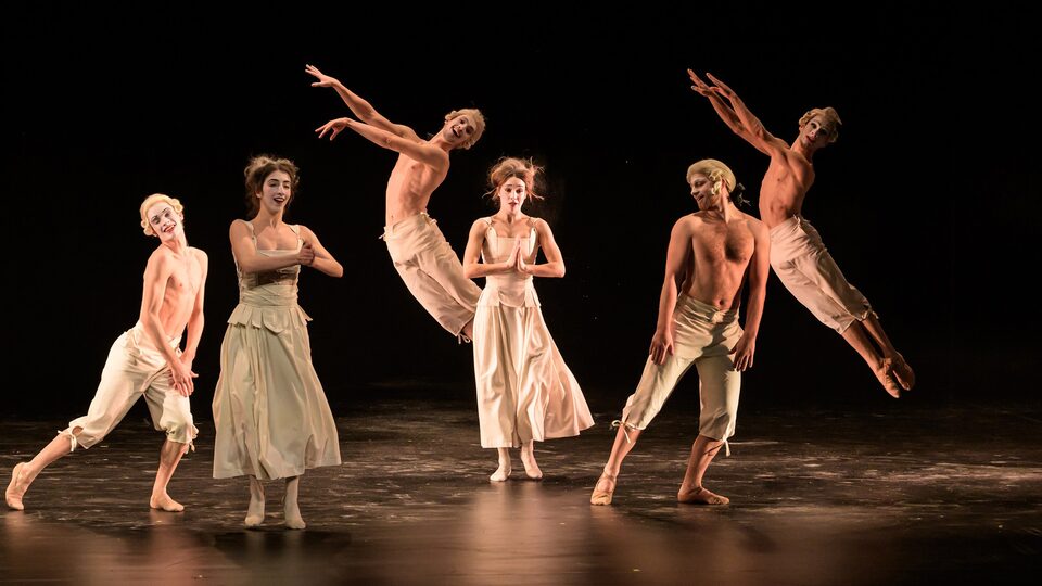 Záběr z choreografie Sechs Tänze, která je součástí baletního večera Nejen Mozart! v Národním divadle moravskoslezském