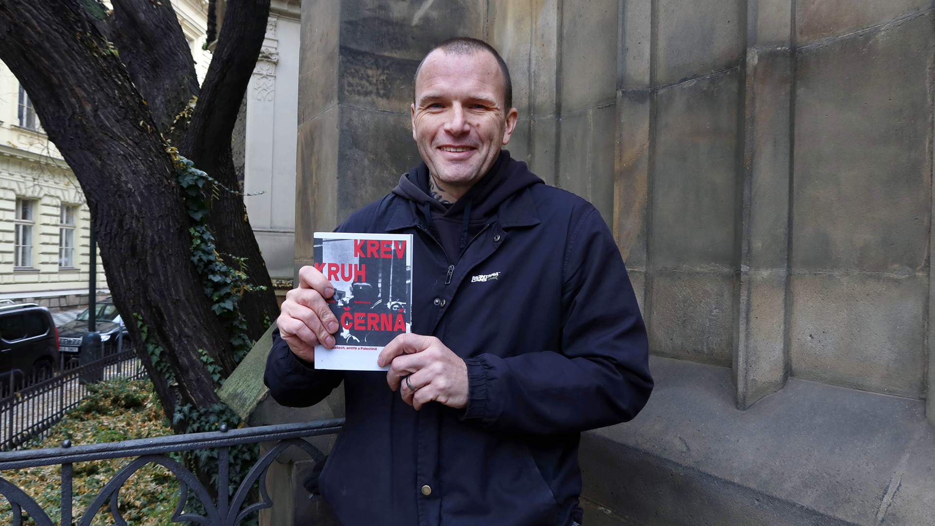 Radek Wollmann se svou knihou Krev Kruh Černá
