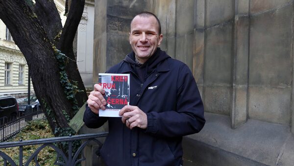 Radek Wollmann se svou knihou Krev Kruh Černá