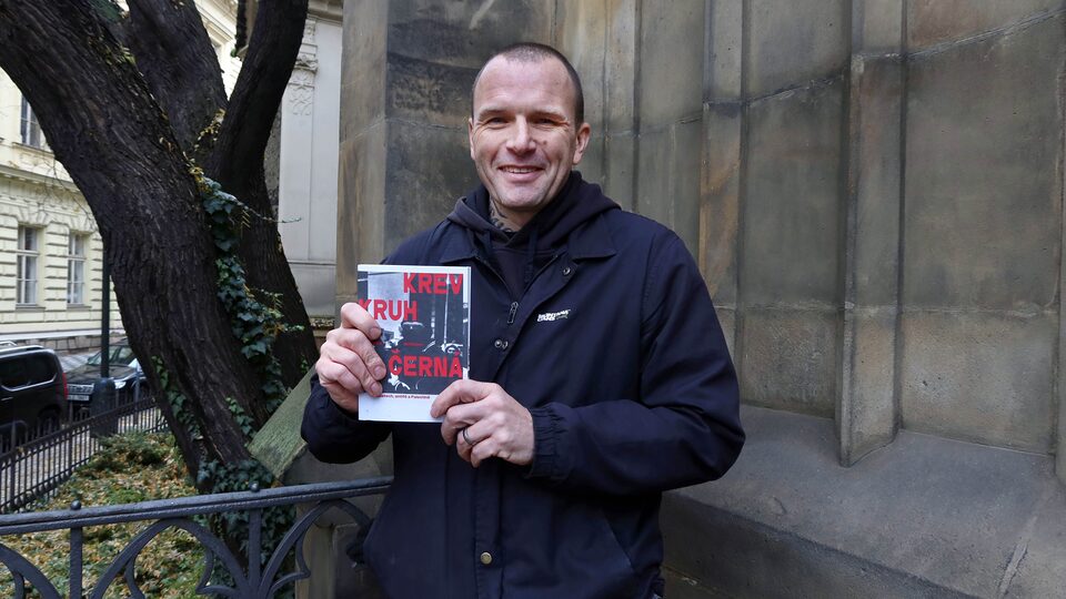 Radek Wollmann se svou knihou Krev Kruh Černá