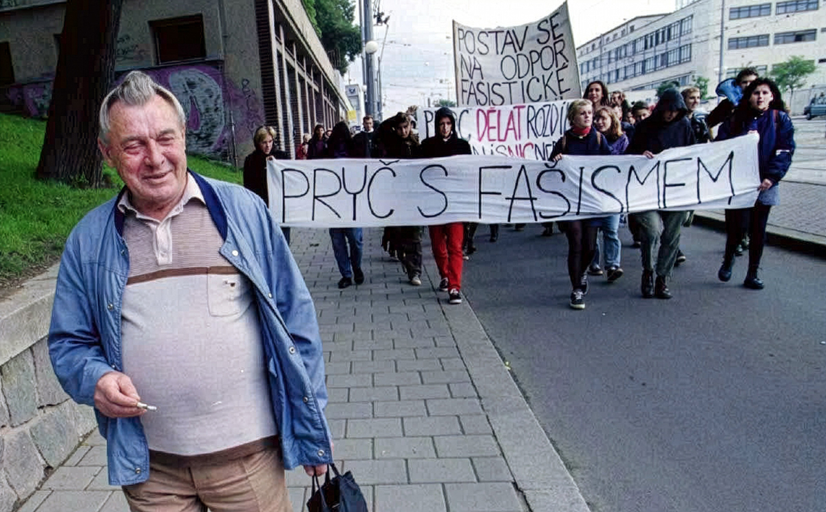 Z dějin české Antify: pochod 19. září 1998 ulicemi Brna proti rasismu, fašismu a otevřenému násilí