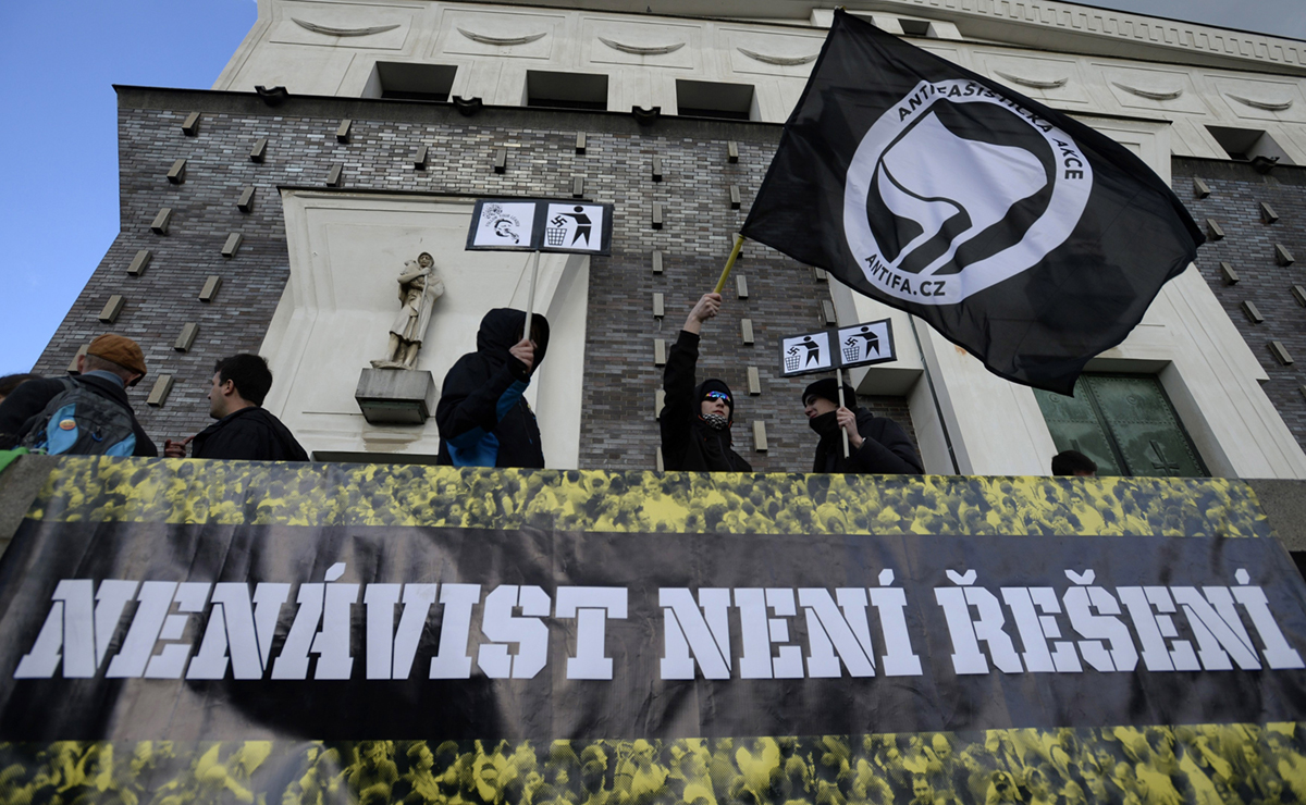 Z dějin české Antify: na pražském náměstí Jiřího z Poděbrad se sešlo 25. dubna 2016 na pět stovek lidí, kteří protestovali proti popsání několika podniků a stanice metra v Praze hesly s neonacistickou symbolikou