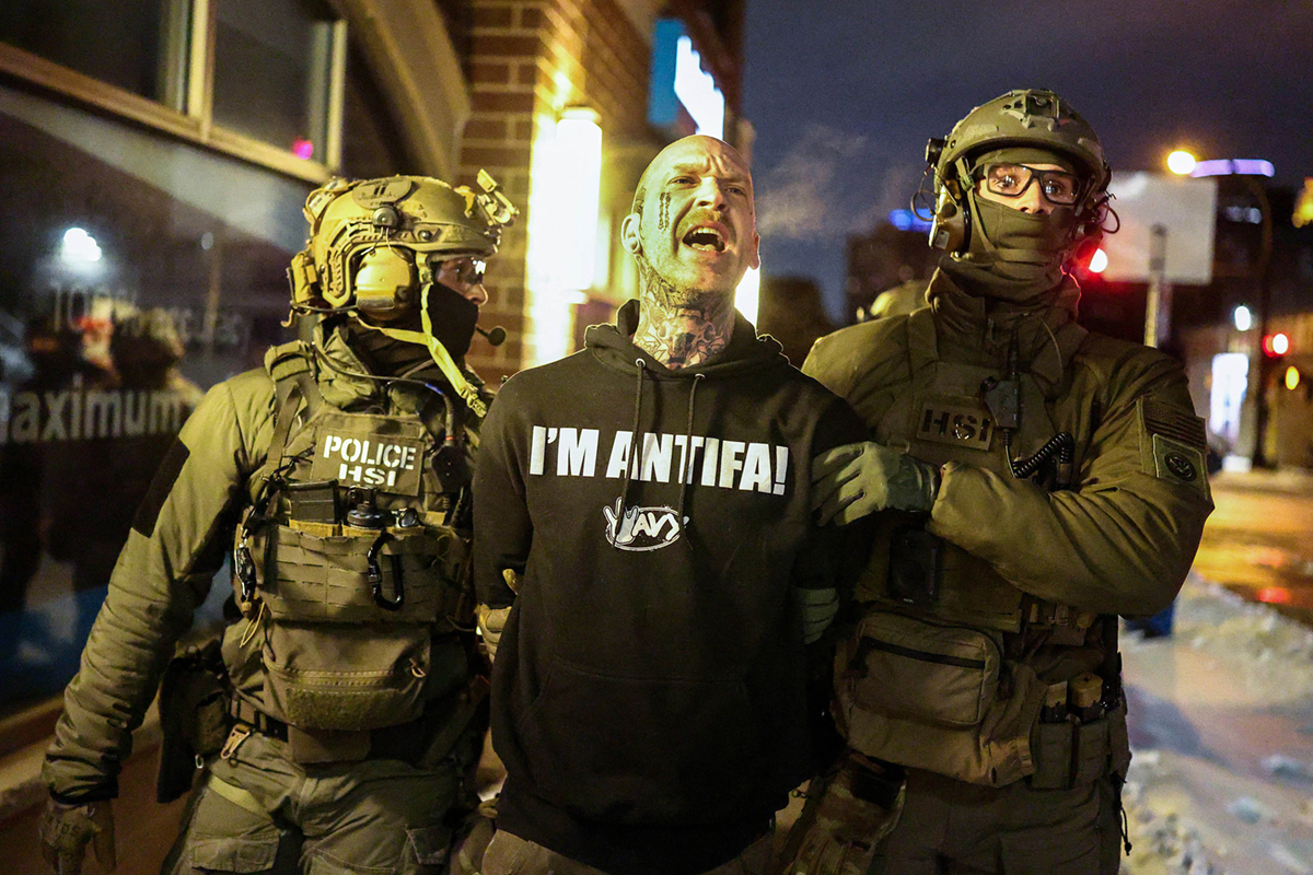 Antifa ve světě začátkem roku 2026: federální agenti HSI zadrželi 5. února v americkém Minneapolis „antifa“ demonstranta