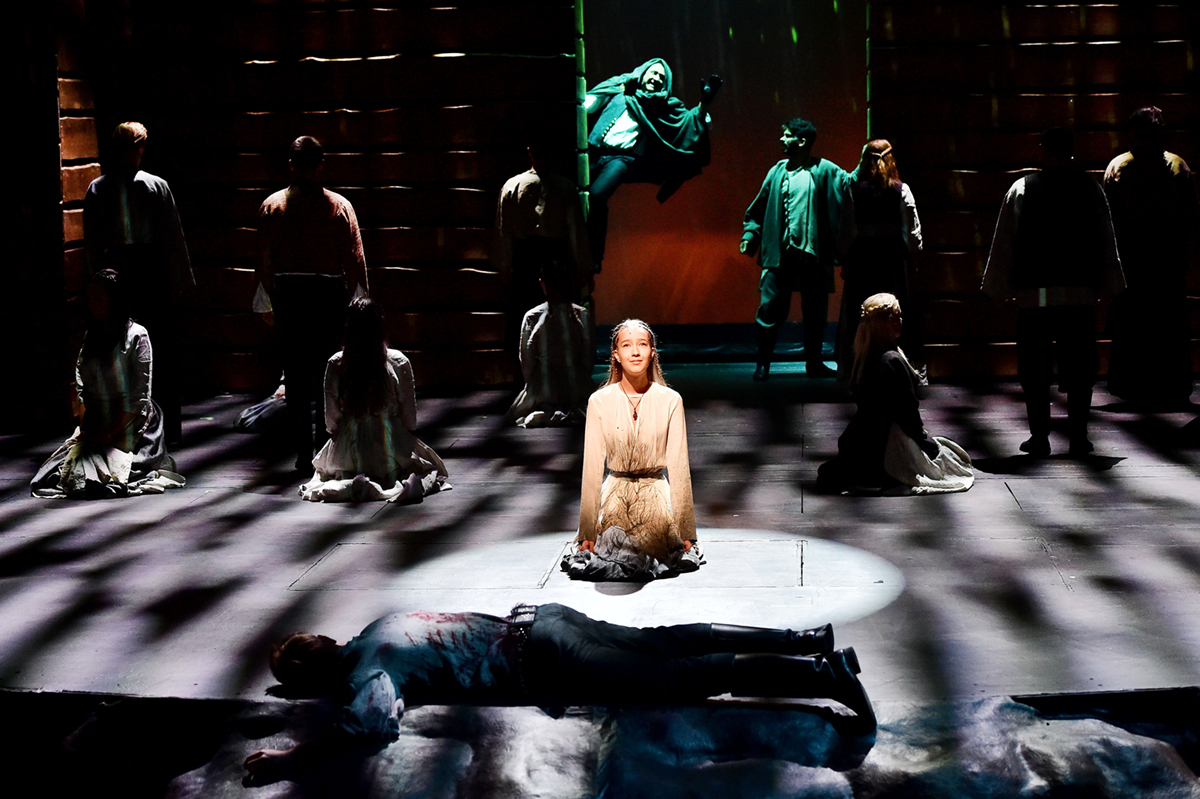 Svetlana Janotová v roli Elišky v inscenaci Devět křížů Městského divadla Brno