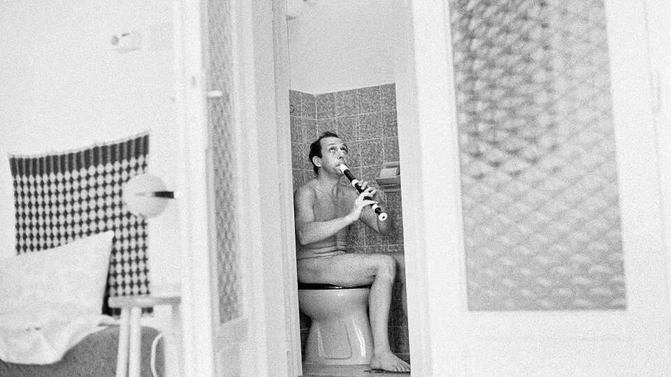 Jiří Stivín provádí improvizované ranní vystoupení coby odvetu dotěrné pronajímatelce bytu, Maďarsko, 80. léta.