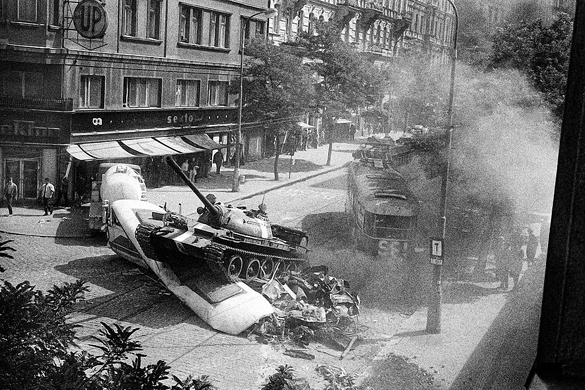 Fotografie Jiřího Stivína: Praha ráno 21. srpna 1968